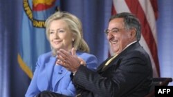 Ngoại trưởng Hillary Clinton (trái) và Bộ trưởng Quốc phòng Leon Panetta nói chuyện tại Học viện Quốc phòng Hoa Kỳ trong thủ đô Washington hôm 16/8/11