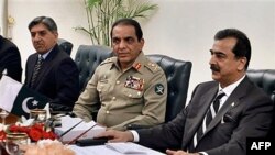 Thủ tướng Pakistan Yousuf Raza Gilani (phải) và Ðại tướng Ashfaq Parvez Kayani (giữ) tại một cuộc họp ở Islamabad, Pakistan, ngày 11 tháng 6, 2011 (ảnh tư liệu)