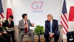 Tổng thống Trump và Thủ tướng Abe gặp nhau ở Pháp hôm 25/8 nhân hội nghị G7.