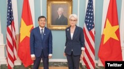 Thứ trưởng Ngoại giao Mỹ Wendy Sherman (phải) và Thứ trưởng Ngoại giao Việt Nam Nguyễn Minh Vũ tại Washington, ngày 29/8/2022. Photo Twitter Wendy Sherman.