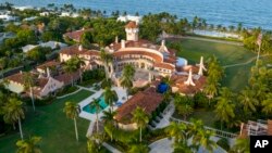 Khu resort Mar-a-Lago, tư gia của cựu Tổng tống Donald Trump ở bang Florida, gần đây bị FBI khám xét để thu hồi những tài liệu mật của chính phủ bị ông lấy đi sau khi rời khỏi nhiệm sở vào tháng 1 năm 2021.