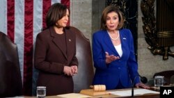 Chủ tịch Hạ viện Mỹ Nancy Pelosi (phải) và Phó Tổng thống Kamala Harris (trái) tại buổi đọc Thông điệp Liên bang của Tổng thống Joe Biden. 1/3.