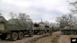 Một đoàn xe quân sự ở Mykolaivka, Donetsk (AP, ảnh tư liệu, 27/2/2022).