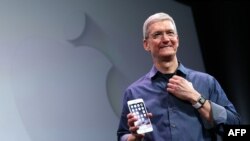 Giám đốc Apple Tim Cook nói FBI đang yêu cầu điều mà sẽ mở ra ‘cánh cửa sau’ đối với các biện pháp an ninh của công ty, gây phương hại an ninh của người sử dụng điện thoại.