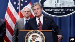 Foto Achiv: Direkte FBI Christopher Wray (sou podyom nan) ak Minis Jistis Merrick Garland, pandan yon rankont ak lapres. 