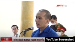 Ông Nguyễn Như Phương tại tòa án ở An Giang ngày 26/12/2022. Photo ANTV.