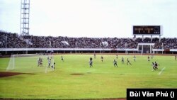 Một trận đá bóng ở sân vận động Kégué ở thủ đô Lomé, Togo 1984 (Ảnh: Bùi Văn Phú)