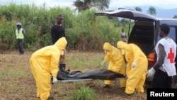 Nhân viên y tế khiêng một nạn nhân Ebola đi chôn ở thị trấn Waterloo, Freetown, Sierra Leone.