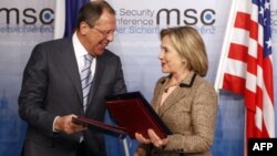 Ngoại trưởng Hoa Kỳ Hillary Clinton và Bộ trưởng Ngoại giao Nga Sergei Lavrov tại 1 Hội nghị về chính sách an ninh tại Munich, 05/2/2011