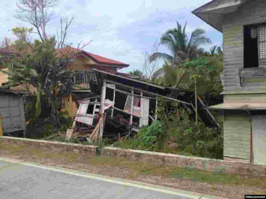 Nhà cửa ven biển ở Bohol bị sập sau trận động đất mạnh 7.2 độ Richter, ngày 15/10/2013