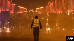 Một "áo vàng" trong biểu tình ở đại lộ Champs Elysees, Paris, 8 tháng 12, 2018.