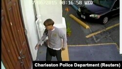 Ảnh cho thấy nghi Dylann Roof, 21 tuổi, đi vào nhà thờ ở Charleston.