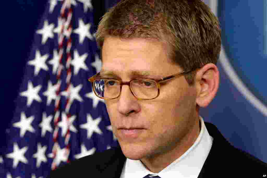 Tại Washington, Phát ngôn viên Tòa Bạch Ốc Jay Carney cho báo chí biết Tổng thống Obama nhận được các báo cáo mới nhất về tình hình tại trường tiểu học Sandy Hook. 