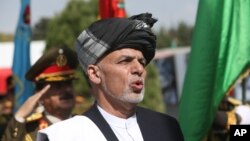 Tổng thống Afghanistan Ashraf Ghani hát quốc ca trong lễ kỷ niệm Ngày Độc lập tại Bộ Quốc phòng ở Kabul, ngày 18 tháng 8 năm 2016. 