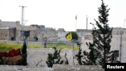 Một lá cờ Hezbollah trong khu vực do chính phủ kiểm soát gần sân bay quốc tế Aleppo, ngày 22 tháng 4 năm 2015.