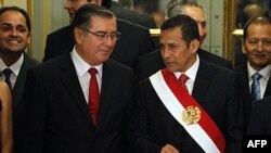 Tổng thống Peru Ollanta Humala (phải) nói chuyện với tân thủ tướng vừa được bổ nhiệm Oscar Valdes tại Lima, ngày 11/12/2011