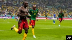 Jwe Kamewoune Vincent Aboubakar, goch, selebre apre li make yon gol nan match Gwoup G a kont Brezil nan Mondyal Foutbol Qatar la, 2 Desanm, 2022. 