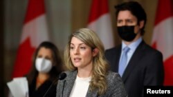 Foto Achiv: Minis Afe Etranje Kanada a Melanie Joly pandan yon konferans pou lapres ak Premye Minis Justin Trudeau nan Ottawa, Ontario, Kanada, 22 Fevriye 2022.