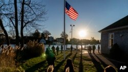 Elekte fe lake pou depoze bilten yo nan eleksyon mi manda a nan Warwick, Rhode Island, Madi 8 Nov. 2022. 