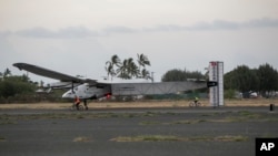 Chiếc Solar Impulse 2 đậu tại sân bay Kalaeloa ở Kapolei, Hawaii, 3/7/2015.