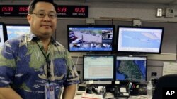 Ông Jeffrey Wong, chuyên gia của cơ quan quản lý tình trạng khẩn cấp bang Hawaii, trình bày các màn hình theo dõi mức độ độc hại tại văn phòng chính ở Honolulu (ảnh tư liệu ngày 21/7/2017)
