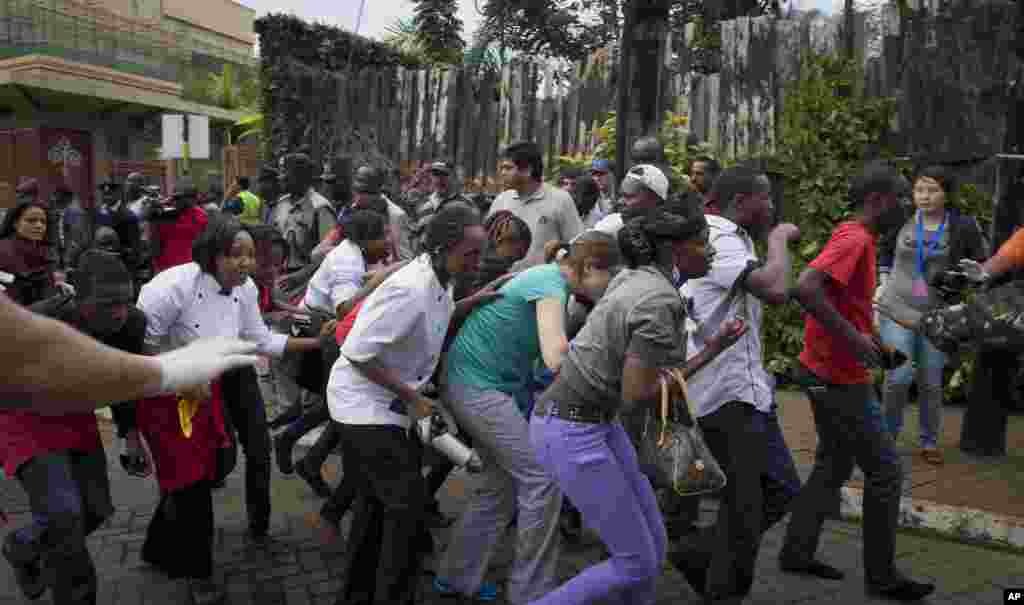 Khách hàng đổ xô chạy khỏi Trung tâm thương mại Westgate ở Nairobi, ngày 21/9/2013. 