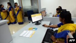 Các nữ nhân viên ngân hàng làm việc tại chi nhánh đầu tiên của Ngân hàng Mahila Bharatiya (BMB) ở Mumbai.