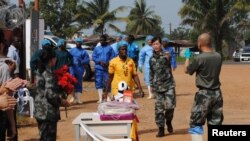 Bệnh nhân Ebola cuối cùng ở Libeira Beatrice Yardolo (áo vàng) đến dự buổi lễ tại đơn vị điều trị Ebola Trung Quốc ở Monrovia, Liberia, nơi bà được điều trị 5/3/15. Giới chức ở Liberia nói rằng trường hợp nhiễm Ebola mới đầu tiên ở nước này sau nhiều tuần, làm tan biến hy vọng Liberia đã đánh bại được virus chết người này