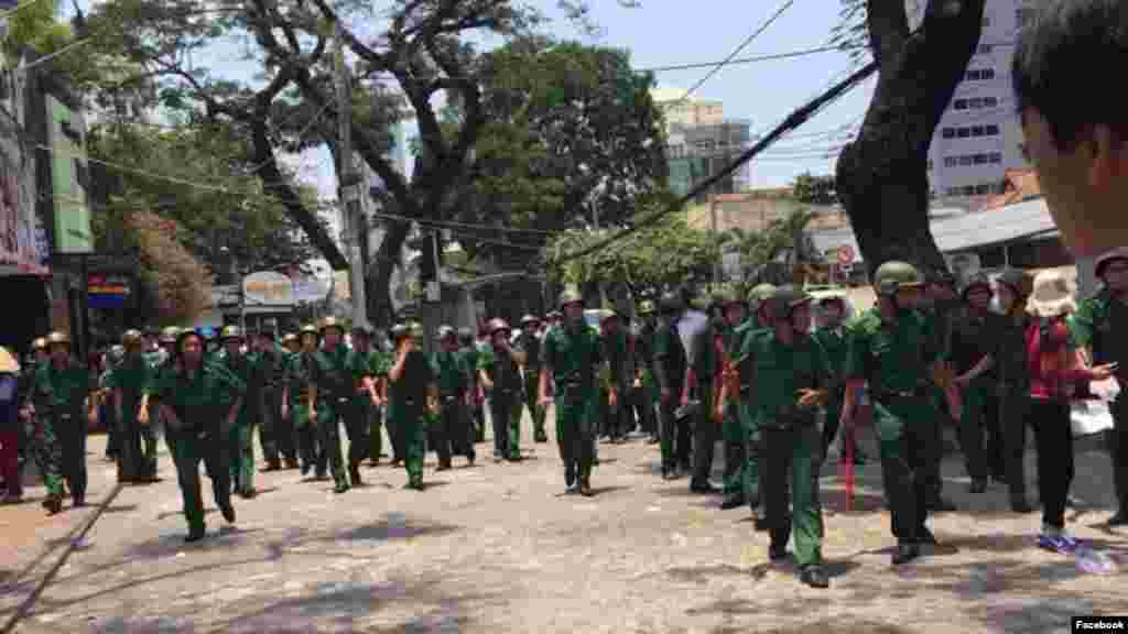 Lực lượng thanh niên xung phong dày đặc. Ảnh: Facebook Anh Mai Phuong