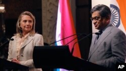 Ngoại trưởng Mỹ Hillary Clinton trong cuộc họp báo chung với Ngoại trưởng Ấn Ðộ S.M Krishna tại New Delhi, ngày 8/5/2012 