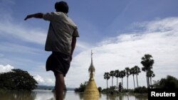 Một ngôi chùa nhìn thấy trong làng Kalay ở thị trấn Kalay Sagaing bị ngập lụt tại Myanmar, ngày 2/8/2015.