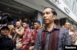 Tổng thống Indonesia Joko Widodo thăm một cửa hàng nằm gần nơi xảy ra vụ nổ súng và đánh bom ở trung tâm Jakarta, ngày 15/1/2016.