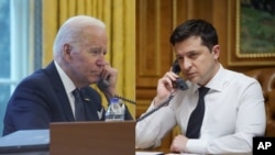 Tổng thống Hoa Kỳ Joe Biden điện đàm với Tổng thống Ukraine Volodymyr Zelenskiy.