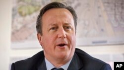 Thủ tướng Anh David Cameron gợi ý một số di dân có thể bị trục xuất vì không nói được tiếng Anh.