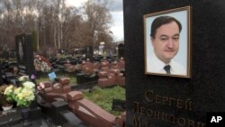 Tấm mộ bia nơi mộ luật sư Sergei Magnitsky tại một nghĩa trang ở Moscow