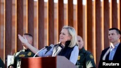 BT An ninh nội địa Kirstjen Nielsen đi thăm bức tường biên giới của TT Trump tại Calexico, California, ngày 26/10/2018.