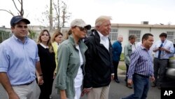 Tổng thống Donald Trump và đệ nhất phu nhân Melania Trump thị sát thiệt hại bão tại Puerto Rico ngày 3/10/17