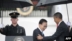 Tổng thống Hoa Kỳ Barack Obama (phải) tiếp đón Tổng thống Nam Triều Tiên Lee Myung-bak tại Tòa Bạch Ốc