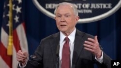 Bộ trưởng Tư pháp Jeff Sessions phát biểu trong một cuộc họp báo tại Bộ Tư pháp ở Washington, 2/3/2017. 