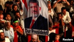 Người ủng hộ Tổng thống bị lật đổ Mohamed Morsi tại một cuộc biểu tình ở Quảng trường al-Rabaa, ngày 27/7/2013. 