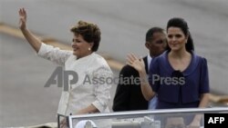 Bà Dilma Rousseff (trái) vẫy chào các ủng hộ viên sau khi tuyên thệ nhậm chức Tổng thống Brazil