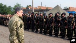 Tổng thống Ukraine Petro Poroshenko thăm binh sĩ