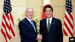 Bộ trưởng Quốc phòng Hoa Kỳ James Mattis, trái, và Thủ tướng Nhật Bản Shinzo Abe tại Văn phòng Thủ tướng ở Tokyo, 3/2/2017.