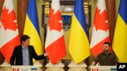 Thủ tướng Canada Justin Trudeau (trái) họp báo chung với Tổng thống Ukraine Volodymyr Zelenskyy tại Kyiv ngày 8/5/2022.