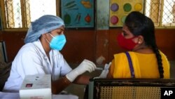 Nhân viên y tế tiêm vaccine ngừa COVID-19 ở thành phố Hyderabad, Ấn Độ, ngày 29 tháng 6, 2021. 