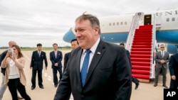 Ngoại trưởng Mỹ Mike Pompeo tới sân bay quốc tế Sunan ở Bình Nhưỡng, Triều Tiên, hôm 6/7 trước khi sang thăm Việt Nam ngày 8/7.