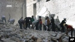 Cảnh đổ nát sau một cuộc không kích của lực lượng chính phủ ở Aleppo, Syria, 27/4/14