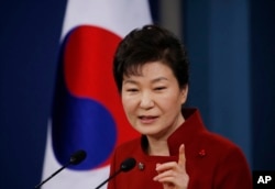 Tổng thống Hàn Quốc Park Geun-hye lên án Bắc Hàn tiến hành vụ thử hạt nhân lần thứ tư. Bà cũng bênh vực cho sự phản ứng hạn chế của Seoul.