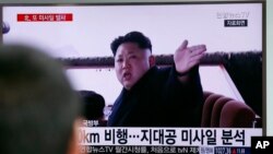 Người dân đang xem bản tin về lãnh tụ Kim Jong Un của Bắc Triều Tiên tại một nhà ga ở Seoul, Nam Triều Tiên, ngày 1/4/2016. Seoul nói Bắc Triều Tiên đã bắn một vật thể bị nghi là phi đạn đạn đạo vào trưa thứ Sáu.