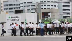 Cảnh sát và lính cứu hỏa đi tiêm vắc-xin Moderna ở Tokyo, Nhật Bản, 16/6/2021.